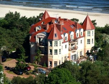 Przy samej plaży, z basenem, idealny na krótkie i długie pobyty