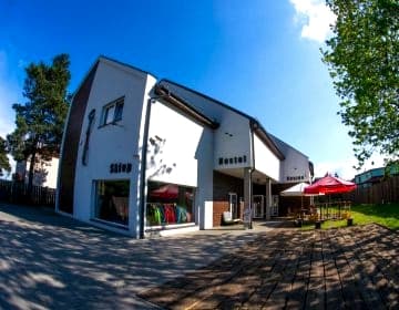Pensjonat, knajpa, sklep wspinaczkowy, ścianka bulderowa