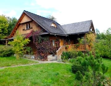 Chata Mioduszyna w Beskidach - drewniany dom z widokiem na Babią Górę