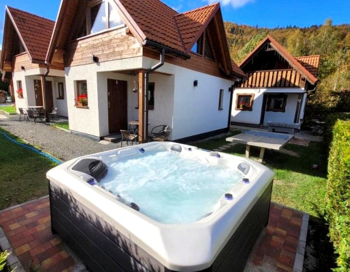 Mała Osada domki z jacuzzi przy gondoli