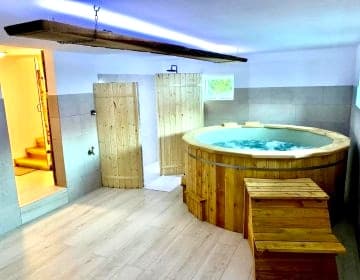 Domek Monte Black z jacuzzi i sauną fińską