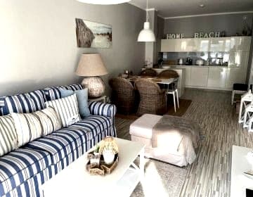 Biały apartament z tarasem w Playa Baltis