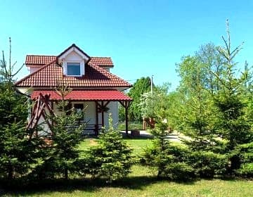 Port Jachtowy Wieczorek na Mazurach | taras wypoczynkowy z widokiem na jezioro