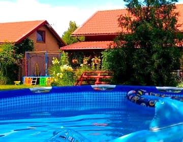 Domki z kominkiem, jacuzzi, sauna , plac zabaw , jezioro Niegocin 