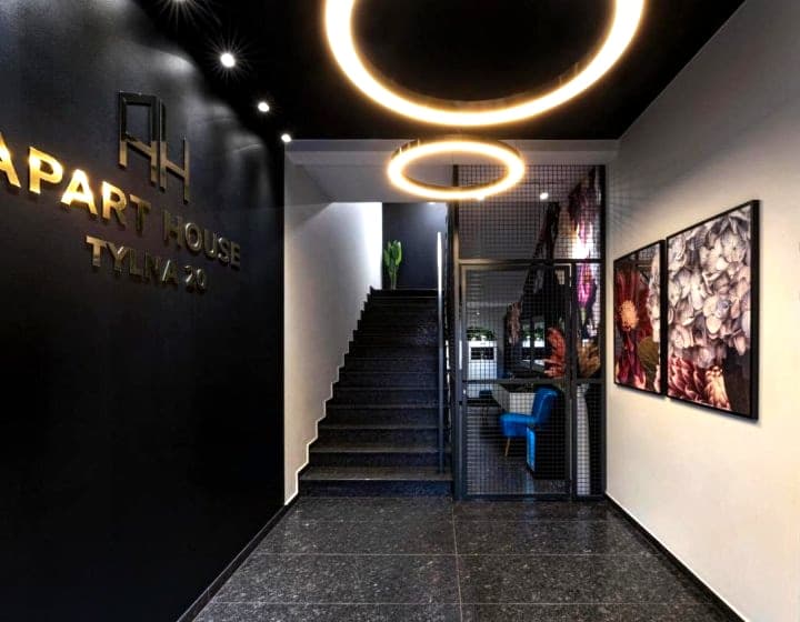 Apart House, Tylna 20