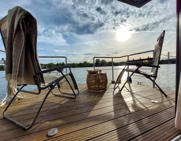 Lemuria Houseboat - pływający domek na wodzie