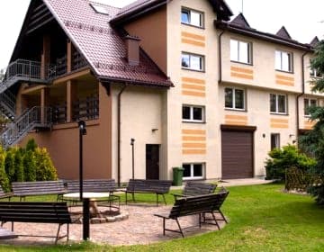 Pensjonat Zacisze - grill, staw rybny, las, plac zabaw | Pokoje w centrum Wdzydz