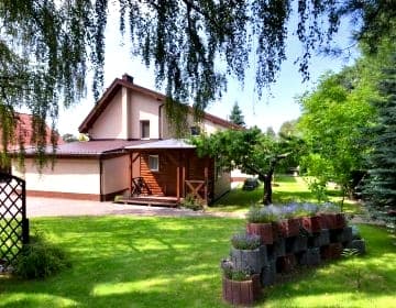 Uroczysko pod lasem. Komfortowe apartamenty. Cisza, spokój i pełen relaks. 