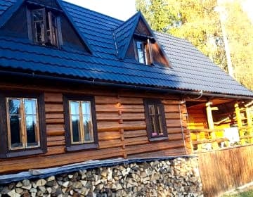 Bacówka w sercu gór. Dom z bali w Gorczańskim Parku Narodowym.