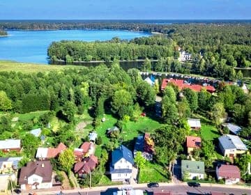 Przy przystani i jeziorze.Apartament i pokoje z łazienkami_jacuzzi_ognisko_nurki