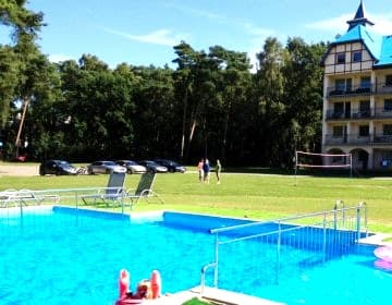 morze, las, otwarty basen, 250m do plaży