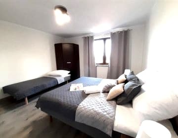 Dom z basenem na wzgórzu Radunia z widokiem na łąkę