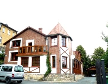 Chata na Skale w centrum Karpacza. z widokiem na góry