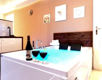 De Luxe Apartment & JACUZZI