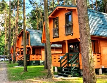 Nowe drewniane domki nad jeziorem idealne dla rodzin