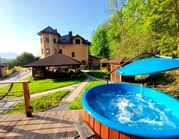 Ośrodek Wypoczynkowy MIRiOLA-czyste, komfortowe pokoje, domki z łazienkami