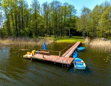 Domki letniskowe - działka z linią brzegową jeziora. Mazury 