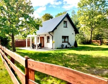 Domek u Kasi w lesie ad rzeką okolice Wdzydz Kiszewskich