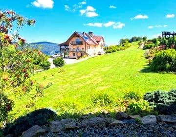 Willa Diana pokoje z panoramą jeziora i gór.