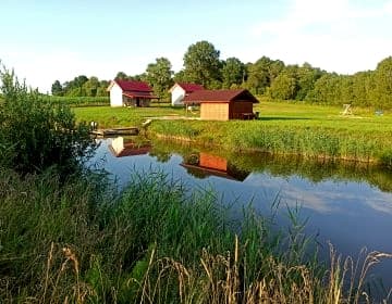 Domek nad stawem