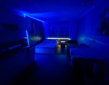 Pokoje i apartamenty w sąsiedztwie lasu w cichej okolicy. Plac zabaw, grill. 