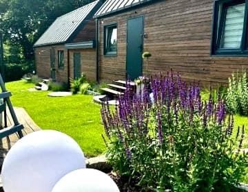 Lawendowo- sauna, jacuzzi, domki w ogrodzie i apartamenty w kamienicy