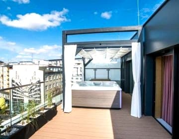 Luksusowy penthouse z jacuzzi i widokiem na morze