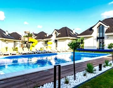 Family Resort Ustka - Domki dwupoziomowe z basenem