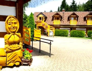 Osada Kamratowo w Wiśle to pokoje i domki w szeregu, każdy z prywatnym wejściem.