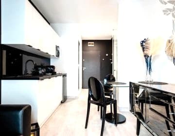 Nowoczesny apartament GLAMOUR Łódź z prysznicem pośrodku