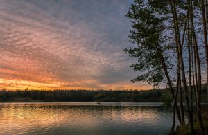 sunset 3215262 1920 300x195 - Pojezierza w Polsce - raj dla miłośników natury