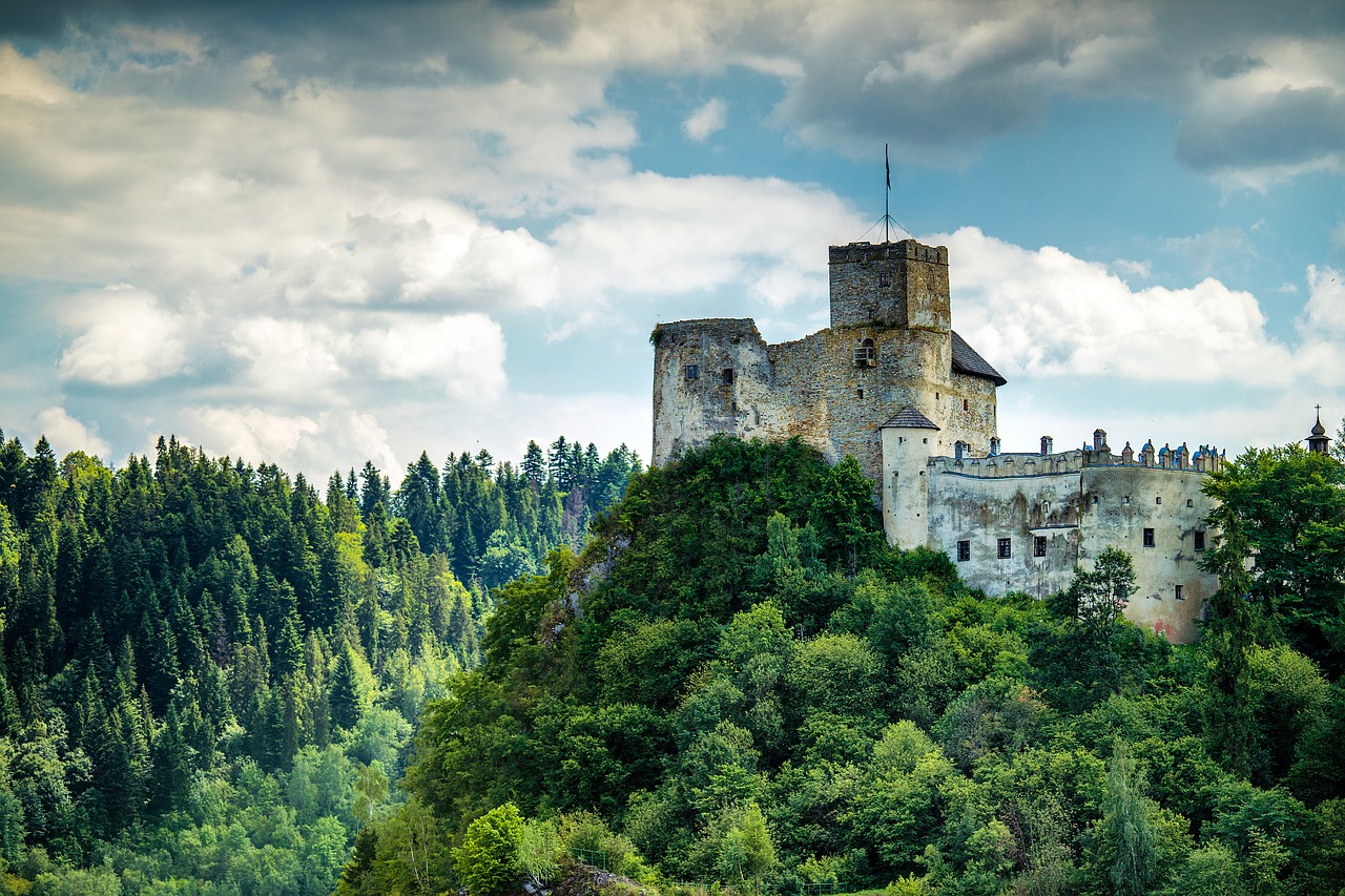 castle 2535974 1280 - Gdzie spędzić wakacje 2018 w górach?