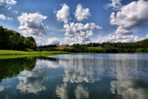 lake 2134181 960 720 300x201 - Kaszuby - ciekawe miejsca, które warto odwiedzić