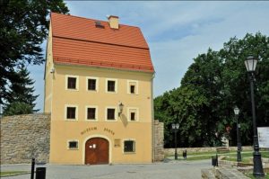 budynek muzeum 300x199 - Najstarsze Polskie miasto - poznaj Złotoryje