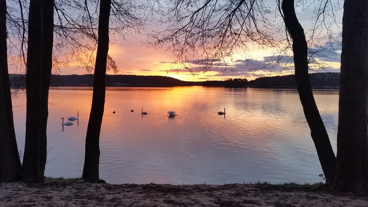 lake 806036 1280 - 5 najpiękniejszych miejscowości w kujawsko-pomorskim