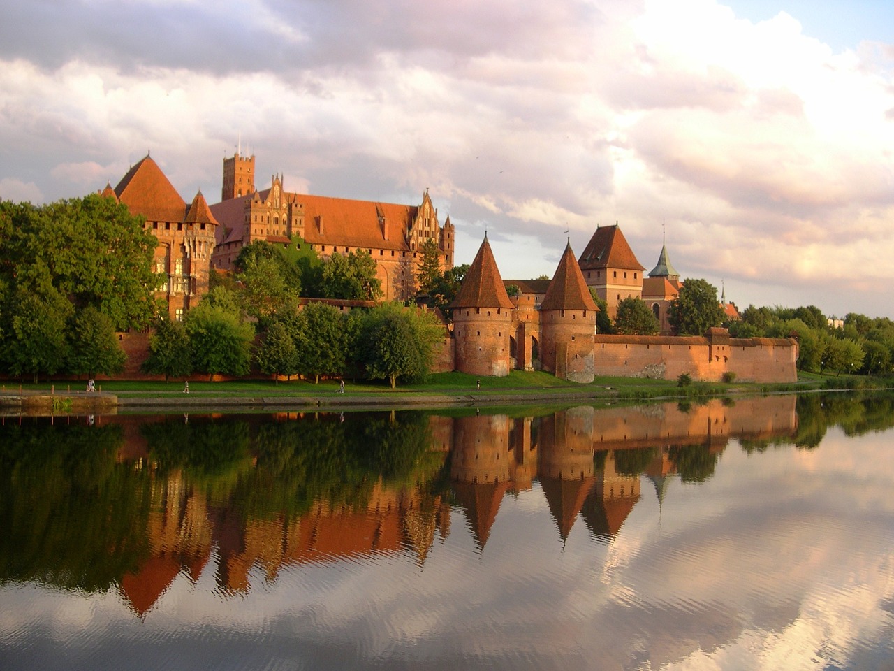 malbork - Lubisz zwiedzać zamki i ich ruiny? Koniecznie odwiedź te 5 miejsc!