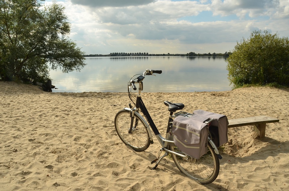 bicycle 1682899 960 720 - Aktywna majówka nad morzem - gdzie jechać, co robić