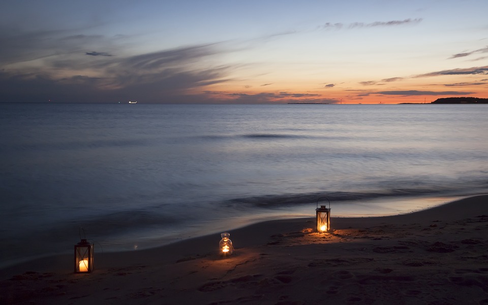 plaża nocą - Gdzie spędzić Wielkanoc nad morzem, aby wreszcie odpocząć