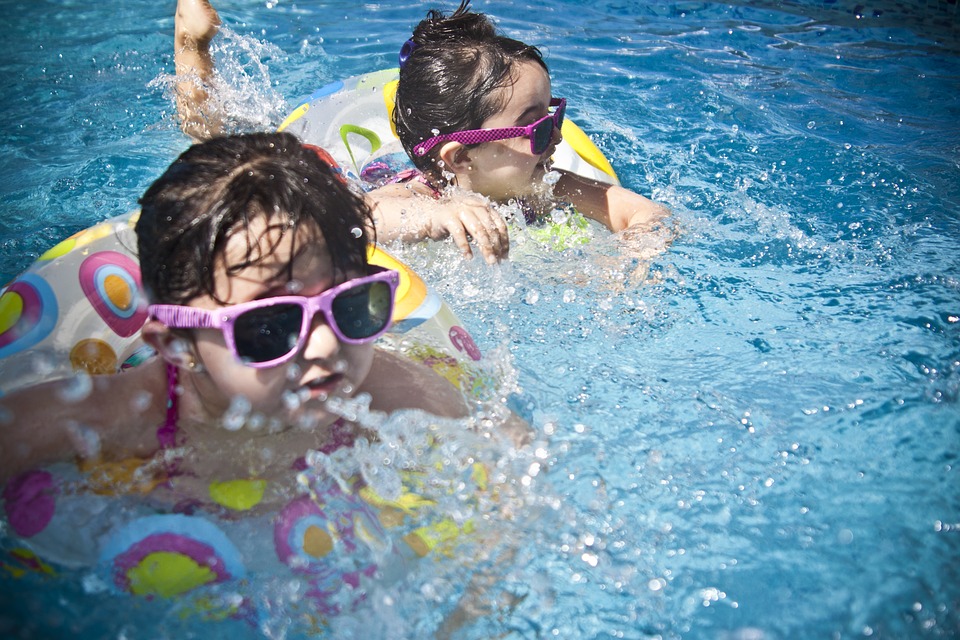 sunglasses 1284419 960 720 - Nie tylko plaże, czyli jakie atrakcje dla dzieci oferuje Darłówko?