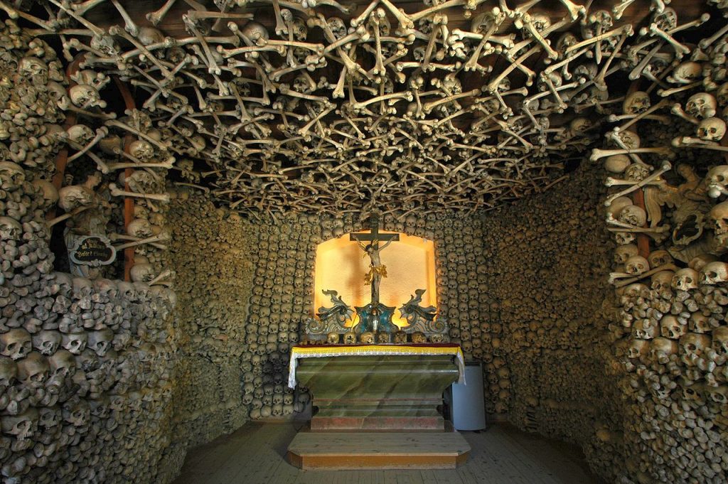 1280px Poland   Czermna   Chapel of Skulls   interior 06 1024x681 - Jurty na Kaszubach? Sprawdź to i inne wyjątkowe miejsca w Polsce, które musisz zobaczyć!