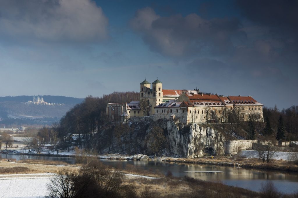 Jurty na Kaszubach? Sprawdź to i inne wyjątkowe miejsca w Polsce, które musisz zobaczyć! Opactwo Benedyktynów w Tyńcu w zimowej szacie 1024x683 - Jurty na Kaszubach? Sprawdź to i inne wyjątkowe miejsca w Polsce, które musisz zobaczyć!