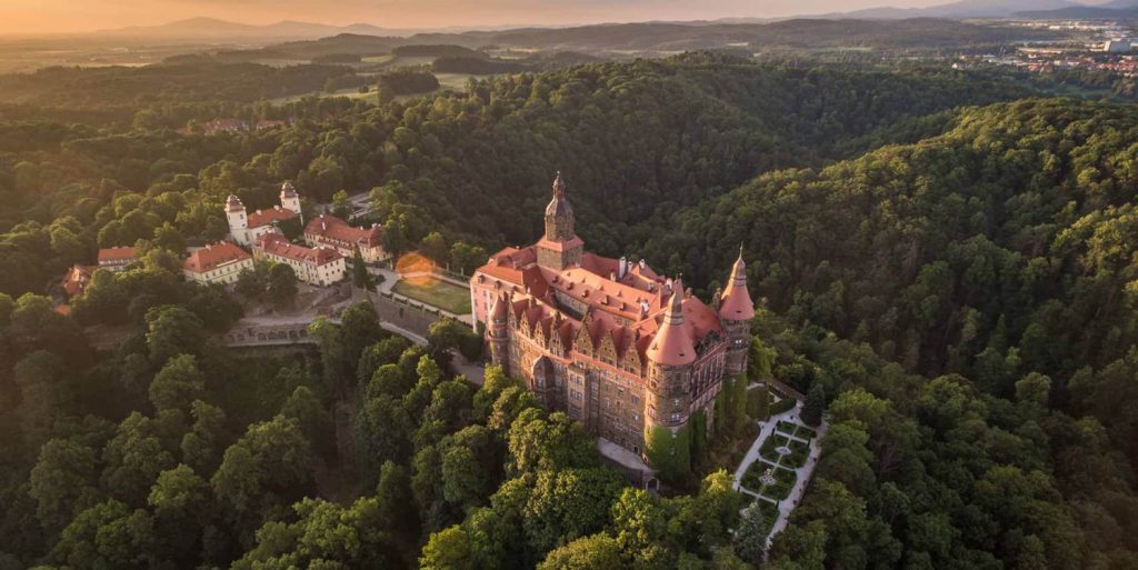 Jurty na Kaszubach? Sprawdź to i inne wyjątkowe miejsca w Polsce, które musisz zobaczyć! Zamek Ksiaz 1 1024x513 - Jurty na Kaszubach? Sprawdź to i inne wyjątkowe miejsca w Polsce, które musisz zobaczyć!