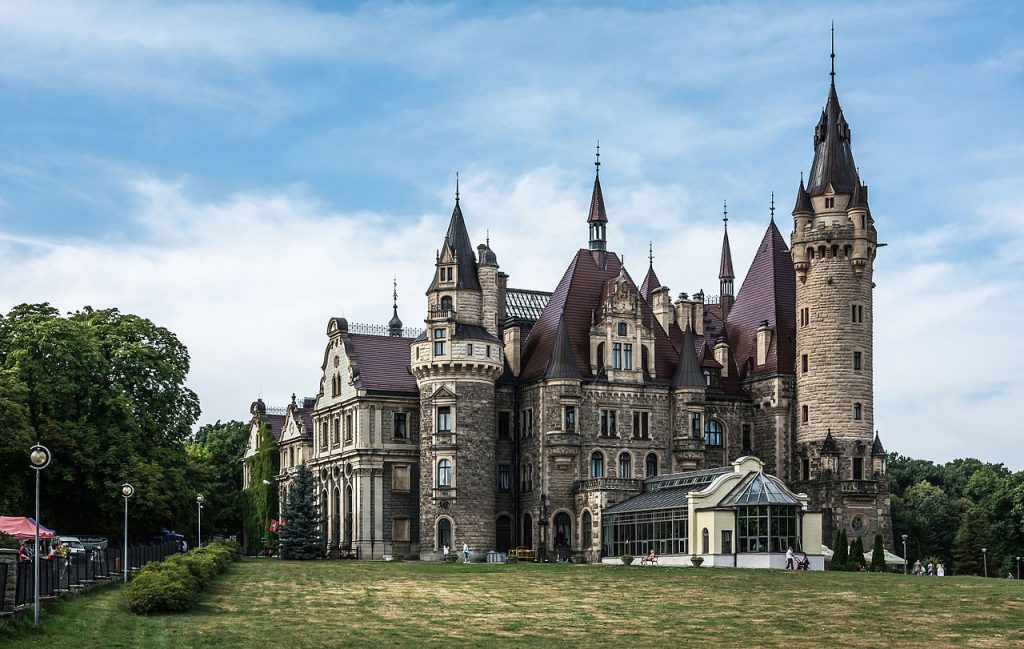 Jurty na Kaszubach? Sprawdź to i inne wyjątkowe miejsca w Polsce, które musisz zobaczyć! Zamek Moszna wschodnie skrzydło 1024x649 - Jurty na Kaszubach? Sprawdź to i inne wyjątkowe miejsca w Polsce, które musisz zobaczyć!