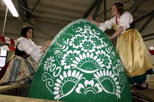 5739 540 najwieksza pisanka w polsce 300x200 - 8 niezwykłych atrakcji na Wielkanoc - spędź czas inaczej niż zwykle