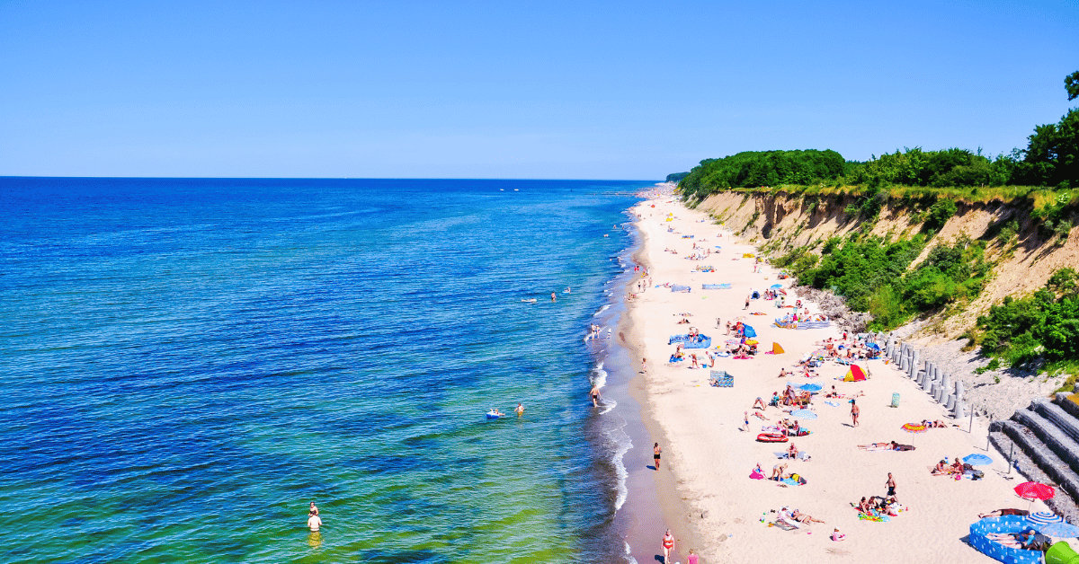 Gdzie w Polsce jest najczystsza woda? – plaże z certyfikatem Błękitnej Flagi 2025