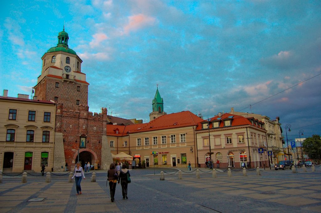 Lublin Stare Miasto   Brama Krakowska i Plac Łokietka 2009 06 12 1024x681 - City break - 5 idealnych miast, by cieszyć się jesienią.