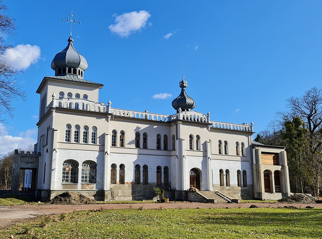 Palace in Osiek Lesser Poland Voivodeship Poland February 2022 14 1 - Unikalne miejsca w Polsce - 5 mało znanych miejsc, które musisz zobaczyć