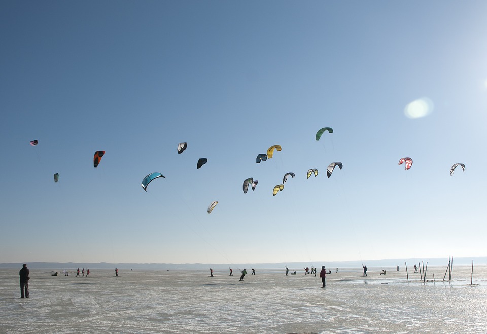 Snowkiting Sport Kite Ice Skis Kitesurfing Winter 431756 - Co robić zimą na Mazurach? Spróbuj żeglarstwa lodowego.