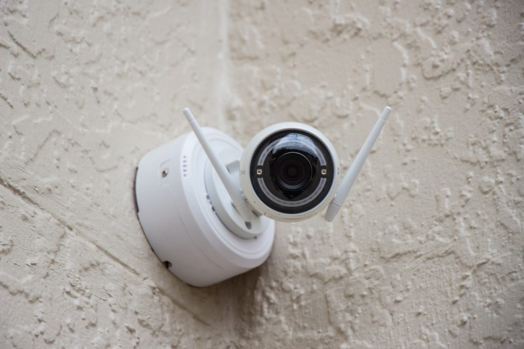 camera 1024x683 - Jak poprawić bezpieczeństwo obiektu noclegowego na zewnątrz? camera 1024x683 - Jak poprawić bezpieczeństwo obiektu noclegowego na zewnątrz?