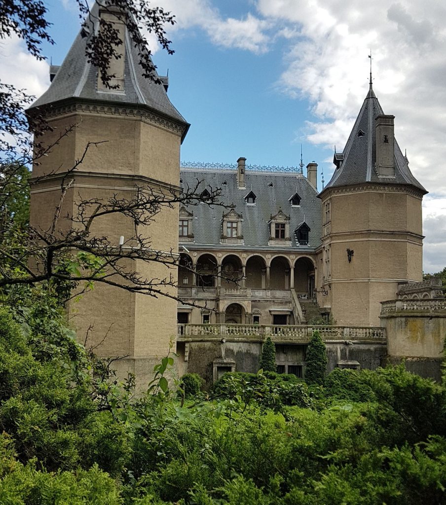 Szlakiem polskich zamków i pałaców, czyli Złote Pinezki 2023 castle 5375714 1920 e1693154801330 904x1024 - Szlakiem polskich zamków i pałaców, czyli Złote Pinezki 2023